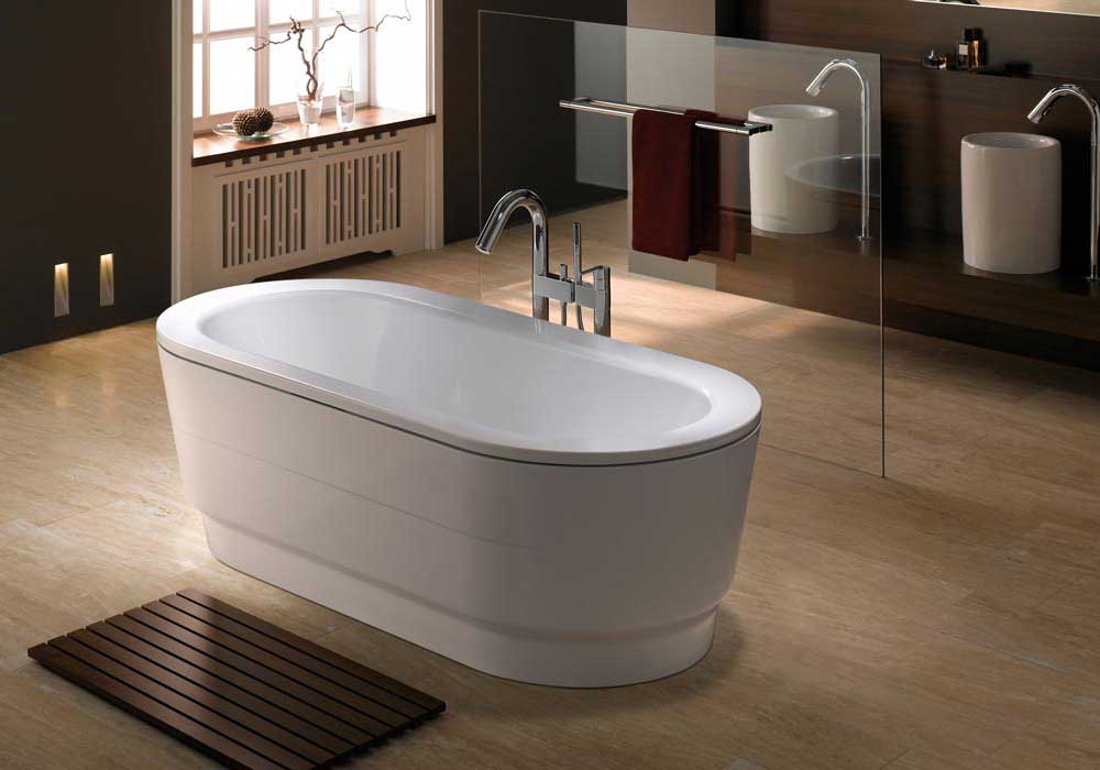 Weisse schlichte Badewanne der Firma Kaldewei steht freistehend in einem braunen Badezimmer