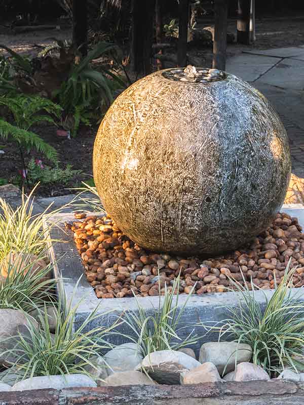 Kugelbrunnen passen in jeden Garten