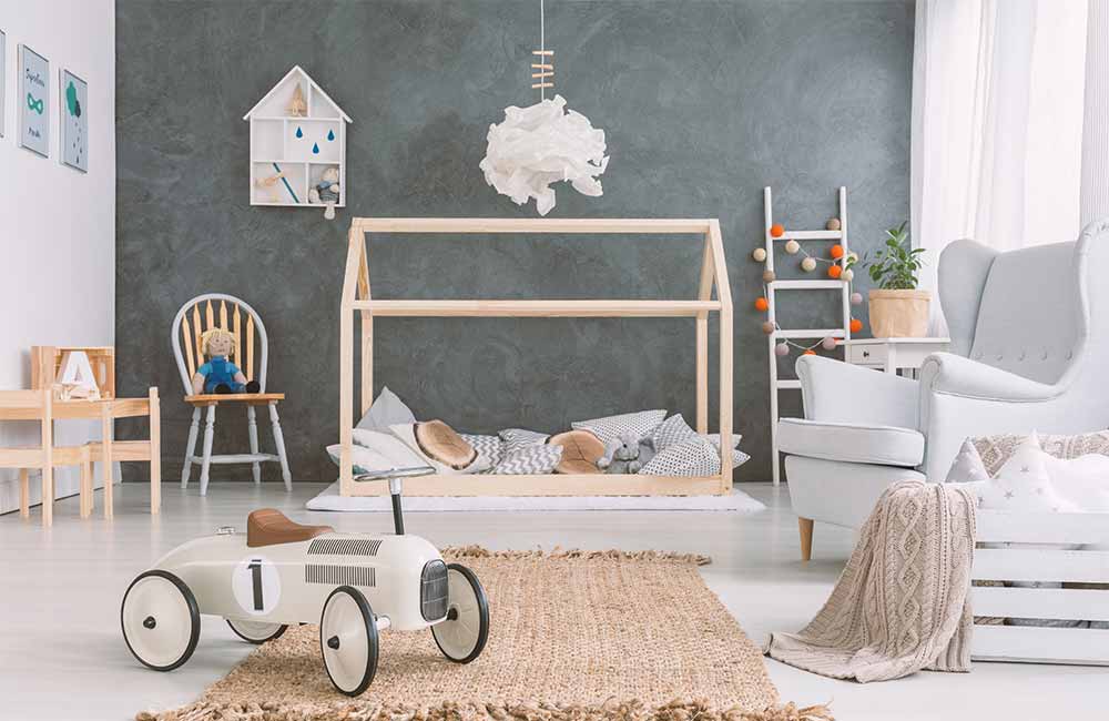 Großzügiges helles Kinderzimmer mit Holzhaus-Bett und Retro-Spielauto