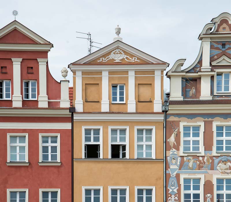 Bunte Häuserfront in einer historischen Altstadt
