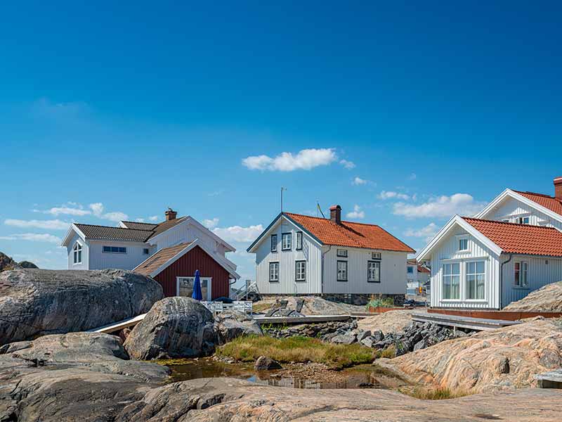 Nordische Ferienhäuser stehen an einem Küstenabschnitt